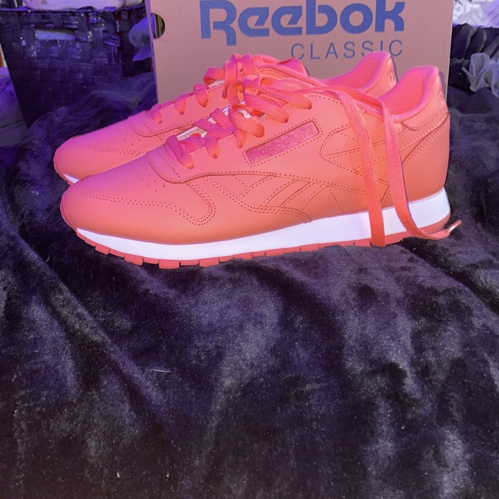 Reebok Sneakers with black reebok shirt. Only shoes available. - Picture 5 of 12